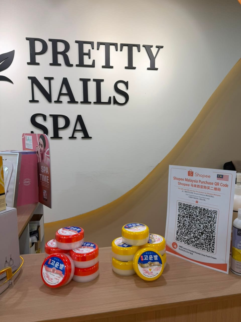Pretty Nails Spa 카운터에 진열된 풋케어 제품과 Shopee 말레이시아 구매 QR 안내